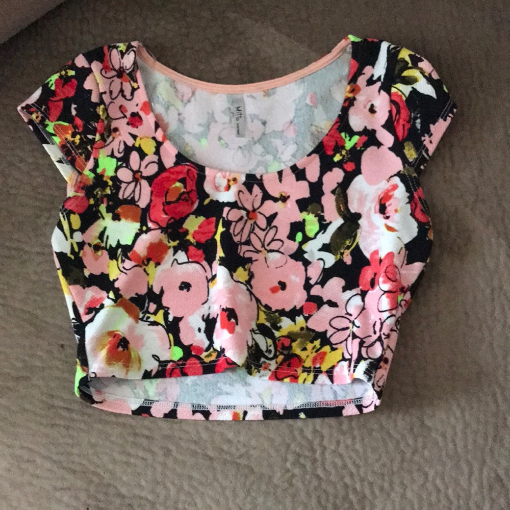 CHARLOTTE RUSSE ~ Floral crop top